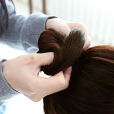 Extensiones de cabello humano Marrón claro Peinado de caca elevada con ligera variación de tono - Product Image 1