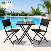 Ensemble bistrot pliant 3 pièces, table en métal noir, 2 chaises avec assise en rotin tressé, meubles de patio peu encombrants