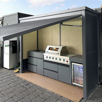 Structure de barbecue extérieure moderne haut de gamme avec barbecue à gaz en acier inoxydable et réfrigérateur pour les réceptions en plein air