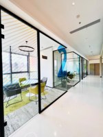 Cloison murale en verre sans cadre, style minimaliste moderne, système panoramique en verre trempé, séparateur de pièce fin