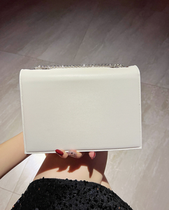 Sac à bandoulière en cuir PU blanc en forme d'enveloppe avec chaîne, fermeture à rabat, élégant pour femme, idéal pour les fêtes et mariages - Product Image 6