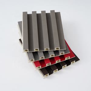 Paneles alternativos de madera de Wpc Paneles de pared estriados interiores de grano de madera de Wpc respetuosos con el medio ambiente para Decoración - Product Image 1