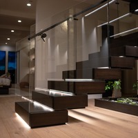 Escalier flottant contemporain à marches empilées avec monte-escalier fermé en chêne blanc et éclairage LED