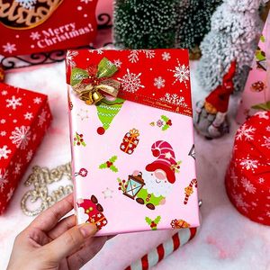 Papel de regalo navideño de doble cara con diseño de Papá Noel, gnomos y copos de nieve en colores rosa y rojo, en papel estampado. - Product Image 2
