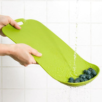 Accessoires de cuisine : Planche à découper multifonctionnelle en plastique avec panier de drainage intégré