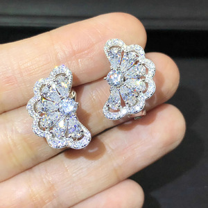 Eleganti Orecchini a Perno a Forma di Goccia con Petali per Donne, Accessori Floreali per Uso Quotidiano - Product Image 1