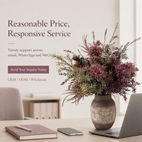 Arrangement d'alliums artificiels Wabi-sabi dans un vase en céramique vieilli pour une décoration intérieure rustique moderne