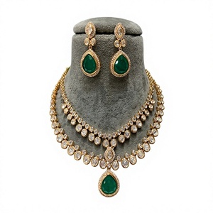 Magnifique ensemble collier et boucles d'oreilles en laiton plaqué or de haute qualité avec moissanite aspect Polki, idéal pour les fiançailles, les soirées et comme cadeau pour femme. - Product Image 2