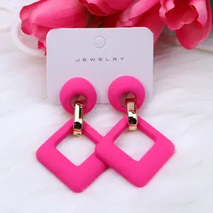 Venta al por mayor de las mujeres de moda de acrílico gota pendientes Hallow Out Stud pendientes de verano coloridos pendientes