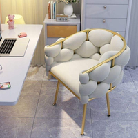 Nouveau design velours beige touffeté minimaliste beauté manucure salon de manucure chaise de café manucure maquillage chaises de salle à manger en métal pour restaurant