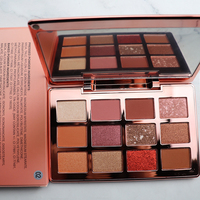 Palette de fards à paupières aux tons chauds, nuances métalliques, couleurs douces et lumineuses, maquillage professionnel