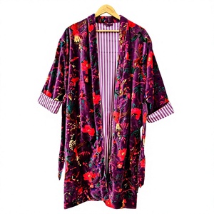 Bata tipo kimono con estampado floral de longitud completa para mujer, ropa de estar por casa de satén con manga tres cuartos, sin cuello, para verano - Product Image 1