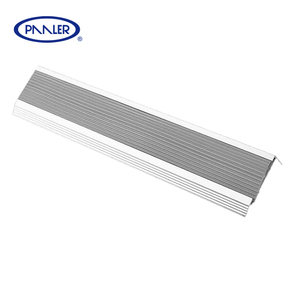 Embouts d'<span class=keywords><strong>escalier</strong></span> modernes flexibles et antidérapants en PVC aluminium <span class=keywords><strong>Bande</strong></span> de bordure en métal pour carrelage Bord de marche antidérapant avec nez élégant - Product Image 2