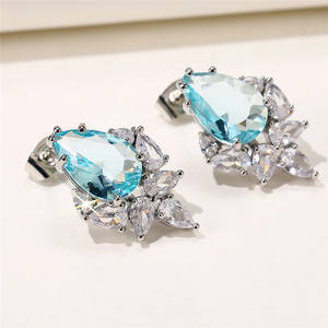 Orecchini a perno verdi E1537 con perle e design a fiore intarsiato, montatura a griffe, in lega, gioielli romantici da donna per feste - Product Image 3