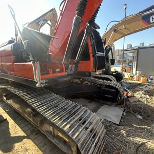 Excavatrice Doosan DX225LC de 22 tonnes, moteur Isuzu, faible nombre d'heures, modèle 2024, composant principal de la pompe pour les projets de terrassement en carrière - Product Image 2