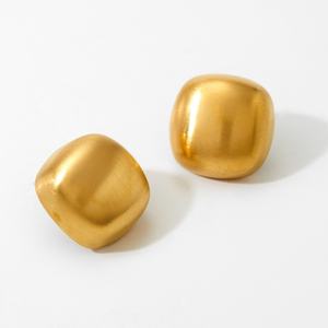 Boucles d'oreilles clous carrées dorées vintage pour femmes, finition mate brossée, en acier inoxydable, style classique, vente en gros - Product Image 3