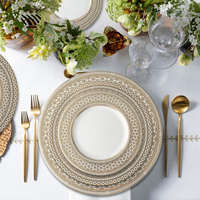 Ensemble élégant d'assiettes en céramique en dentelle d'or Motifs exquis pour la décoration de table de mariage de luxe Mariage glamour