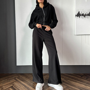 Vente en gros de pyjamas d'hiver en peluche personnalisés Ensemble 3 pièces avec haut court <span class=keywords><strong>et</strong></span> short pour femmes/ - Product Image 2