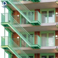 Escalier en acier galvanisé Prima Custom avec barres verticales pour immeubles d'appartements et bâtiments commerciaux