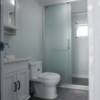 Toilettes publiques mobiles portables en acier de style moderne, cabine de salle de bain préfabriquée multifonctionnelle à faible coût avec douche intégrée