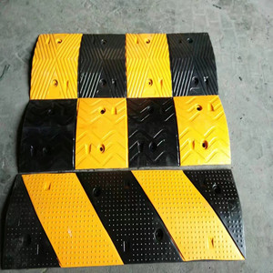 Reductores de velocidad de caucho Longda 500x300x40mm, diseño espiga amarillo y negro para control de tráfico - Product Image 2