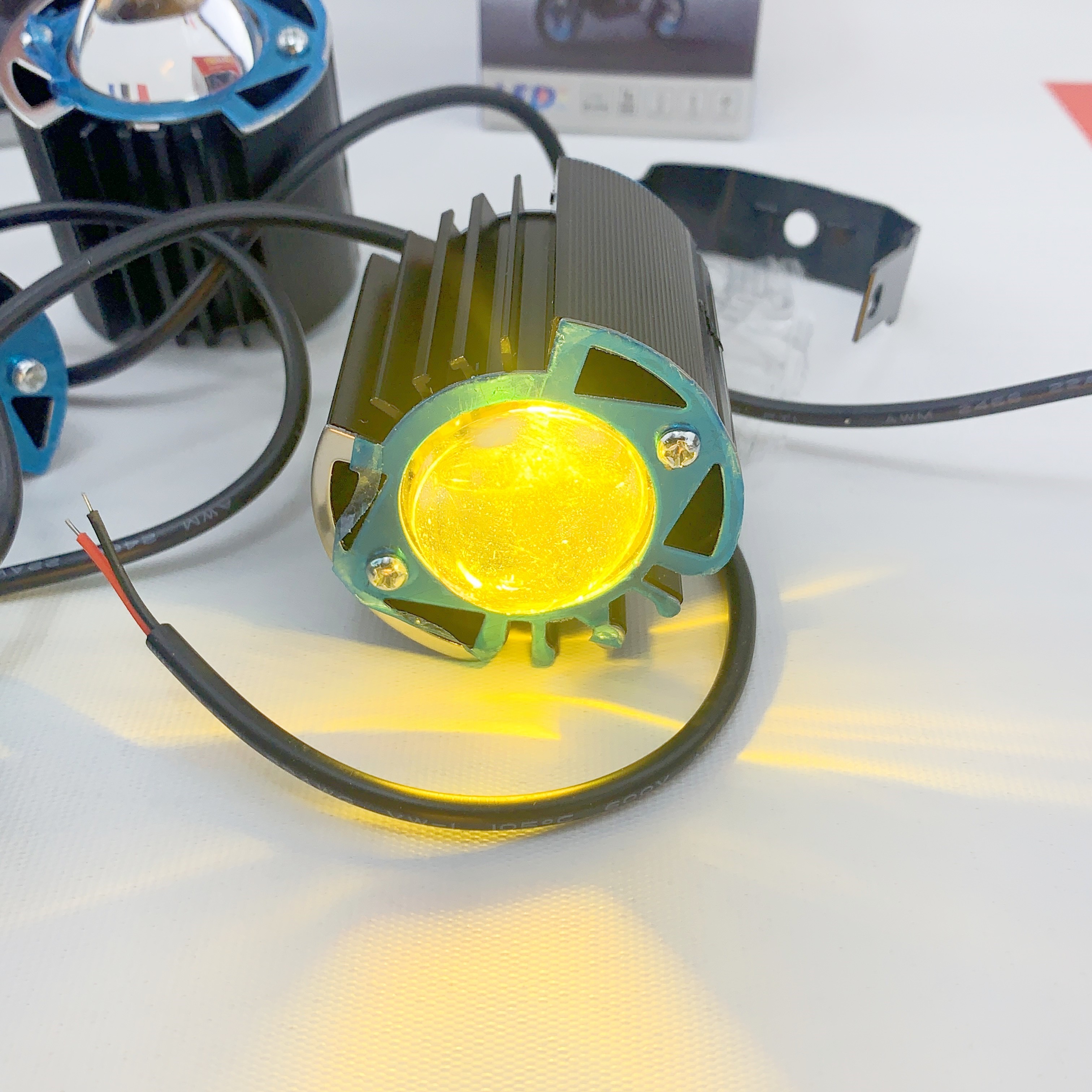 G15 Lumière jaune et scintillement de lumière blanche