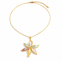 Collier chaîne serpent plaqué or 18 carats avec pendentif floral en émail dégradé, bijou de mode minimaliste et élégant pour le quotidien et les mariages