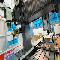 Centre d'usinage CNC 12 stations pour la découpe de fibres et le perçage de profilés aluminium pour fenêtres et portes