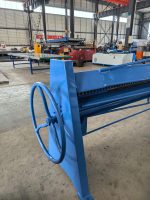 Machine à plier les bords de conduits manuelle JLKJ, adaptée au pliage des tôles en fer galvanisé, épaisseur de tôle applicable : 0,3-1,5 mm.