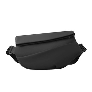 Sac banane noir simple en nylon imperméable avec fermeture éclair pour homme – Idéal pour une utilisation décontractée en extérieur - Product Image 1