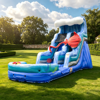 Toboggan aquatique gonflable géant en forme de raie manta rouge avec piscine à jets d'eau pour usage commercial extérieur et intérieur