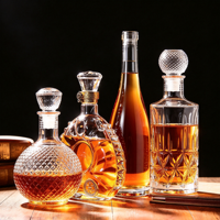 Bouteilles en verre décoratives, bouteilles à whisky en cristal avec bouchons hermétiques, récipients de stockage de liqueur ambrée pour la présentation sur la table lors de fêtes à domicile