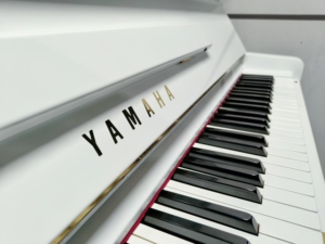 Piano Vertical Acústico Yamaha U3C de Lujo Profesional Blanco Usado con Estilo Mecánico - ¡Gran Oferta! - Product Image 6