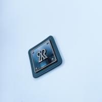 Logo gaufré Gunmetal personnalisé Lettre en métal Vêtements durables Écusson jean avec insigne en métal Étiquettes de vêtement de qualité supérieure