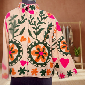 Veste en velours côtelé brodée florale pour femme, col mandarin, manches trois quarts, style chic prairie printanier, vente en gros Suzani - Product Image 1
