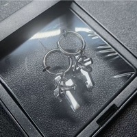 Boucles d'oreilles créoles unisexes punk avec croix pendante, en acier inoxydable, détail noué, style niche unique et urbain, vente en gros