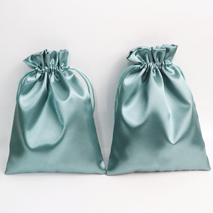 Bolsas de Embalaje para Pelucas al por Mayor, Bolsa de Satén de Lujo con Cordón y Logotipo Metálico Dorado para Ropa - Product Image 3