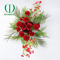 Susunan Bunga Mawar Merah Elegan dengan Daun Hijau Buatan Pabrik, untuk Dekorasi Dinding Latar Belakang Pesta Pernikahan