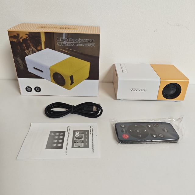 YG300 Mini Portable LED Projector HD 1080P Wired Phone Screen Mirroring Home Theater Outdoor Movie Projector