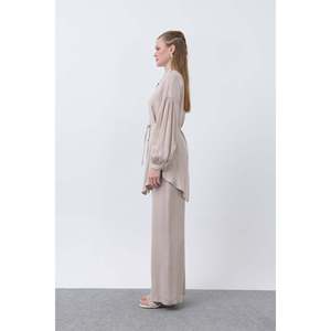 Ensemble tunique et pantalon pour femme Puane, détail boutons, col montant, tenue élégante en deux pièces pour tous les jours et le bureau, beige - Product Image 4