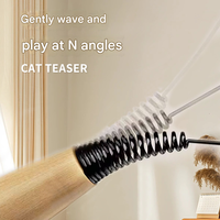 Bâton de chat ergonomique classique en bois écologique avec plumes interchangeables, fil flexible et clochette pour chaton