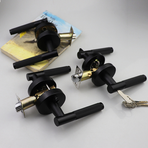 Populares manijas de puerta de imitación de madera en negro mate para entrada, privacidad o pasillo, con cerradura y palanca de diseño moleteado - Product Image 5