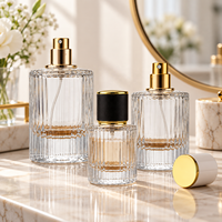 Vente en gros de flacons de parfum en verre côtelé transparent de 30 ml, 50 ml, 100 ml avec atomiseur à fine brume dorée, bouchons noirs et blancs