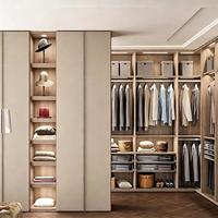 Dressing moderne sur mesure, armoire minimaliste sans poignées avec éclairage LED, mobilier sur mesure pour toute la maison, pour villa