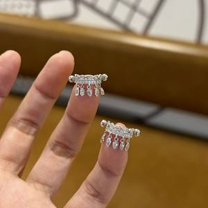 Boucles d'oreilles pendantes en argent pur S925, exquises, haut de gamme, entièrement serties de diamants, avec un design de niche personnalisé - Product Image 1