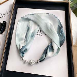 Collier magnétique incrusté de diamants pour femmes, style rétro, alphabet polyvalent, fin, boucle auto-agrippante, ruban d'écharpe - Product Image 3