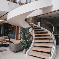 Escalier courbe DBM avec rampe en bois, construction en acier inoxydable/galvanisé, design moderne, durable, écologique, marches flottantes
