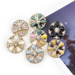 Thời Trang Mới Phong Cách Hoa Hình Dạng Kim Loại Nút Với <span class=keywords><strong>Rhinestone</strong></span> Đa Màu Sắc Và Kích Thước May Kim Loại <span class=keywords><strong>Rhinestone</strong></span> Nút - Product Image 3