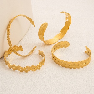 Pulsera de Moda de Acero Inoxidable Chapada en Oro de 18K Estilo INS, Diseño de Cara Ancha con Apertura, Producto al por Mayor - Product Image 4