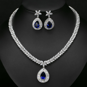 Nouveau style européen et américain <span class=keywords><strong>Ensemble</strong></span> de deux pièces pour femmes Plaqué or <span class=keywords><strong>blanc</strong></span> véritable Incrusté de zircons Boucles d'oreilles pour cadeau - Product Image 4